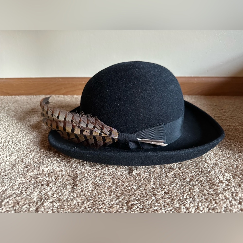 VINTAGE Importina Women’s Black Hat w/Feathers. Size 21 3/4”